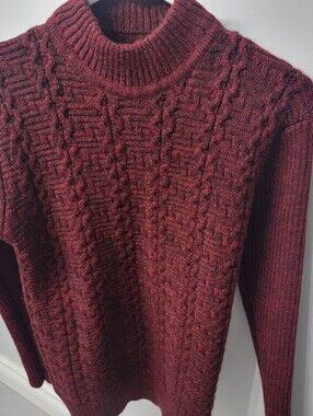 BNWT Chunky Cable Knit Mens Size M Turtleneck Sweater in Deep Burgundy